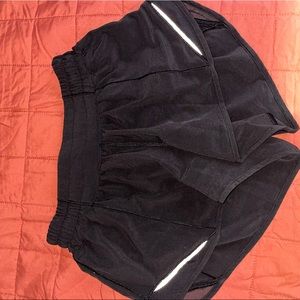 Lululemon hotty hot 2.5” low rise shorts